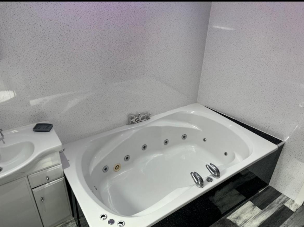 Sea View Lavish Apartment Sky Tv Whirlpool Bath Huge Balcony Newly Refurbished Bridlington Esterno foto